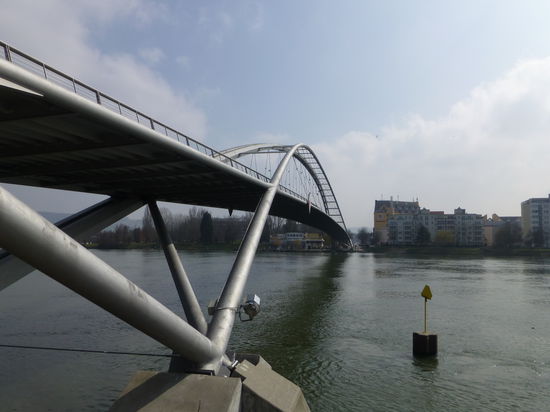 Die Passerelle, eine Brücke für Fußgänger und Radfahrer, verbindet die beiden Länder Deutschland und Frankreich