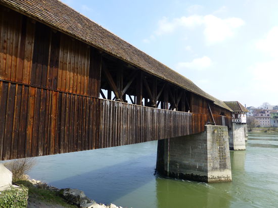 Diese überdachte Holzbrücke verbindet Deutschland mit der Schweiz - ebenfalls nur für Fußgänger und Radfahrer zu passieren