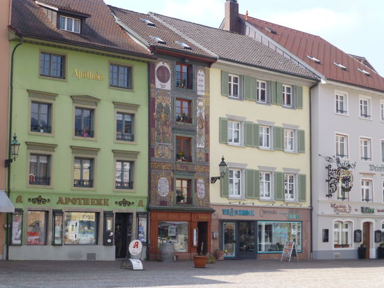 Schön bemalte Häuserfassaden rund um das Fridolins-Münster in Bad Säckingen