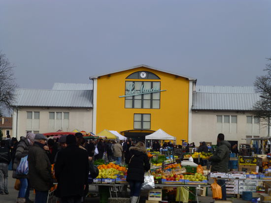 Buntes Treiben herrschte rund um die Markthalle in Mulhouse