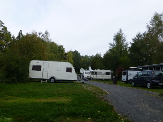 Der Platz ist terrassenförmig angelegt und hatte um diese Jahreszeit reichlich Stellflächen zur freien Auswahl