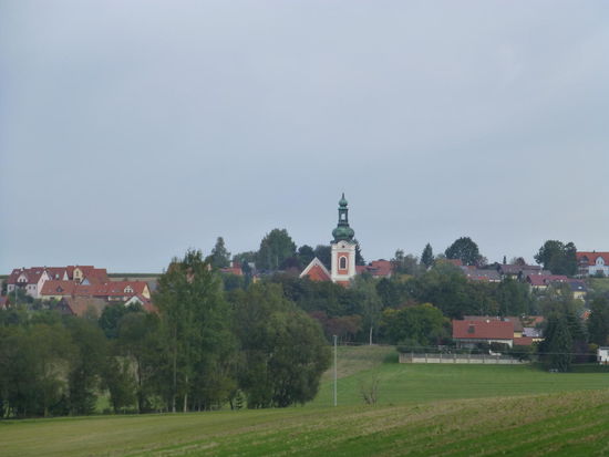 Blick auf Neualbenreuth mit der St. Laurentius Kirche