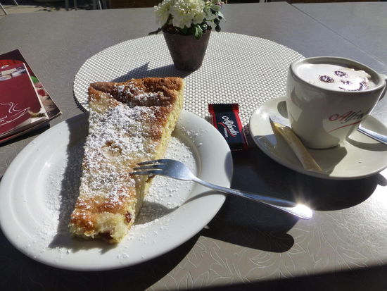 Kaffeepause in der Herbstsonne mit leckerem, vogtländischem Kartoffelkuchen.