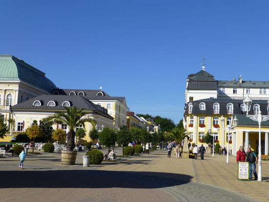 Das Flanieren über die Promenaden von Franzensbad macht bei diesem Wetter gleich doppelt Spaß
