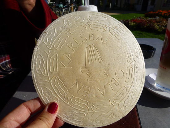 Frisch gebackene Karsbader Oblaten, genossen im Straßencafé von Franzensbad. LECKER!!!