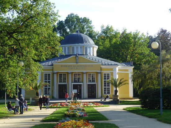 Eine der Trinkhallen im Kurpark von Franzensbad
