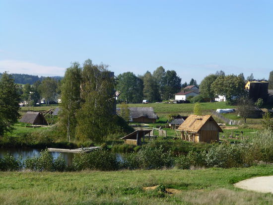 Im archäologischen Geschichtspark von Bärnau-Tachov. Hier wird eine slawisches Siedlung aus dem Mittelalter originalgetreu nachgebaut