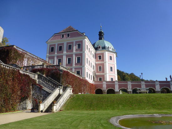 Einfach schön - noch dazu bei diesem Wetterchen. Schloss und Burg Becov nad Teplou