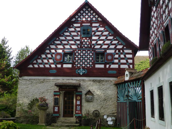 Eine Einkehr im liebevoll eingerichteten Dorfgasthof ist Pflicht! Und das Essen mit böhmischer Küche ausgesprochen gut.