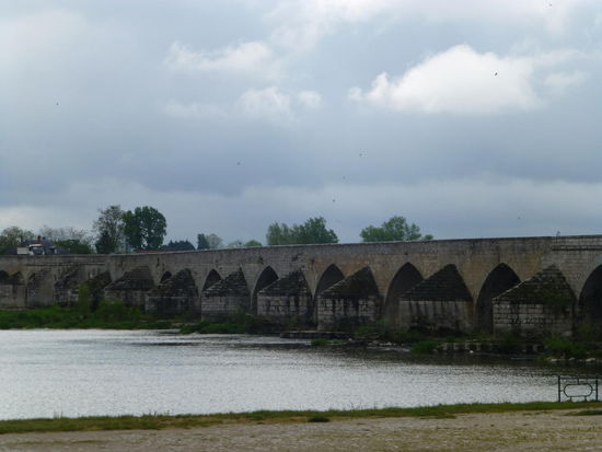 Die steinerne Brücke über die Loire in Beaugency stammt noch aus dem Mittelalter