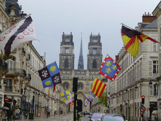 Orléans präsentiert sich schon im Flaggenschmuck für die bevorstehende Fêtes de Jeanne d'Arc