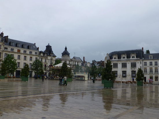 Der Bummel durch die Stadt und über den zentralen Place du Martrois macht bei Regen nur leidlich Spaß