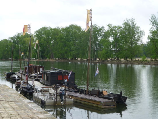 Alte Loire-Kähne an der Promenade