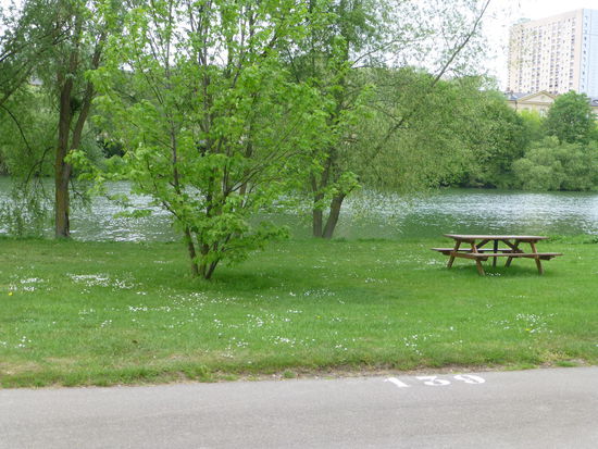 Idyllisch liegt er ja schon, der Camping Municipal von Metz direkt am Ufer der Mosel