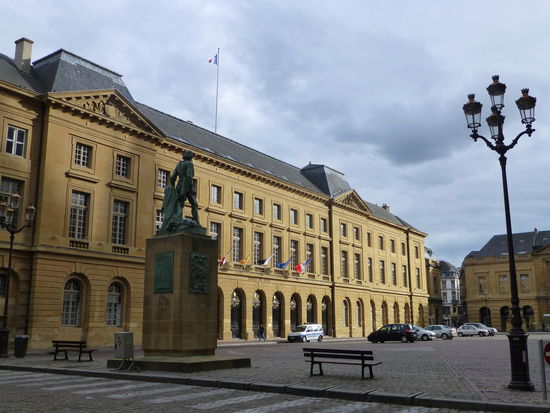 Trotzdem ist unser erster Eindruck von Metz etwas frustrierend, da wir am Sonntag abend wohl in einer kulinarischen Diaspora gelandet sind. Außer Fast-Food-Restaurants gibt's nix zu essen.....