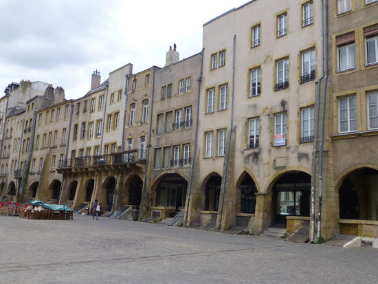 Der arkadengesäumte, mittelalterliche Place St. Louis