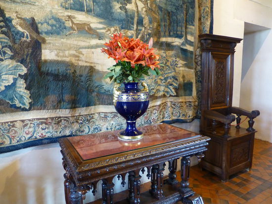 Der frische Blumenschmuck im Inneren des Schlosses ist einfach nur betörend. Eine üppige Pracht aus Lilien in jedem Zimmer