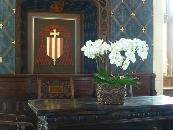 Und auch hier prächtiger Blumenschmuck. Diesmal sind es frische Orchideen in den Räumen