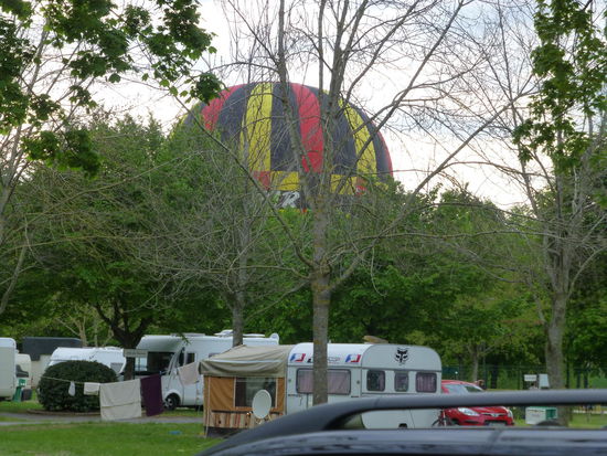 Gleich hinter den Hecken des Campingplatzes erheben sich morgens und abends die Ballons in die Lüfte des Himmels. Da will ich unbedingt mit!!!