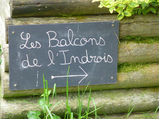 Das unscheinbare Schild weist auf den idyllischen Spazierweg entlang des Ufers hin