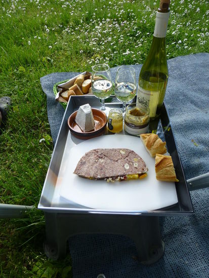 Unsere Einkäufe mit Paté, Ziegenkäse, Feigensenf, Baguette und Wein werden am Abend gleich verkostet.