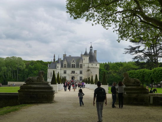 In den späten Nachmittagsstunden kommen uns die Besucher entgegen anstatt mit uns zu strömen.