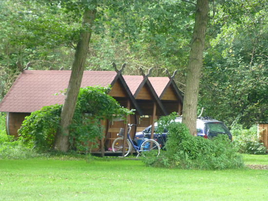 Diese umfunktionierten Gurkenfässer können für Übernachtungen gebucht werden