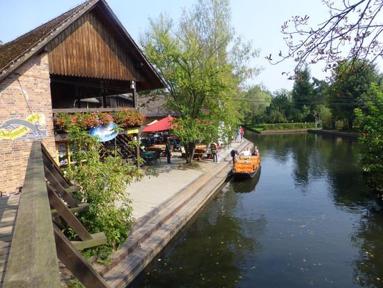 Noch ist der Vormittag ruhig am zentralen Hafen in Lehde. Zur Mittagszeit gibt es hier allerdings keinen freien Platz mehr