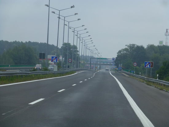 Auf deutscher Seite kurz vor dem Überqueren der Neiße ist die Autobahn-Welt noch in Ordnung 