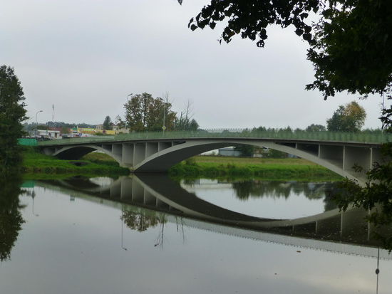 Die Brücke über die Neiße, welche das deutsche Bad Muskau mit dem polnischen Leknica verbindet.