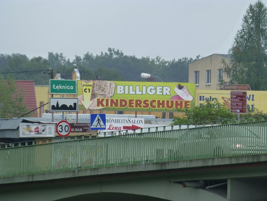 Auf polnischer Seite ein riesiger Polenmarkt mit Billig-Waren