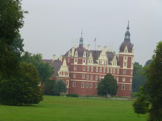 Das Schloss Muskau - diesmal nur per Außenbesichtigung. Nach unserem Schlösser-Marathon zu Ostern an der Loire streikt meine bessere Hälfte bei der Innenbesichtigung 