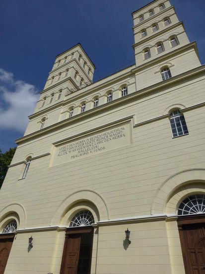Ein imposantes Bauwerk auf dem flachen Land: die klassizistische Schinkel-Kirche in Straupitz