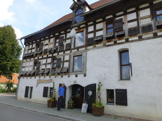 Zeit für eine Kaffeepause im Garten des alten Kornspeichers von Straupitz