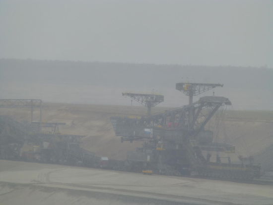 Riesige Bagger im Nieselregen