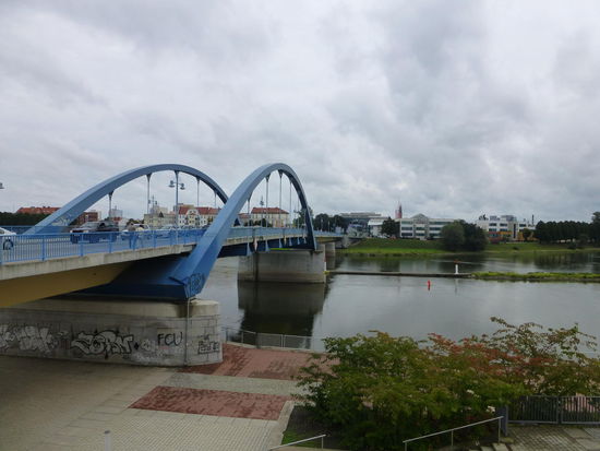 Die Brücke führt hinüber nach Polen. Wieder mal geschichtsträchtiges Terrain!