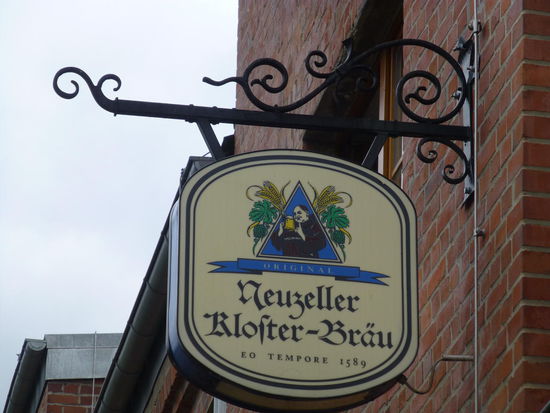 Im Laden der Klosterbrauerei gibt es nicht nur Anti-Aging-Bier und Schwarzbier-Senf, sondern auch Bierschokolade und allerhand andere Spezereien rund um den Gerstensaft zu kaufen