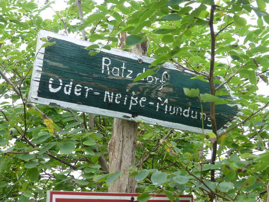 Zwar gibt es Schilder, aber ein bisschen suchen muss man sie schon - die Oder-Neiße-Mündung