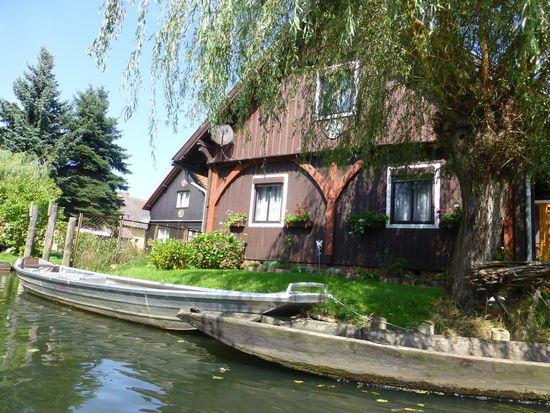 Vor nahezu jedem Haus "parkt" hier ein Spreewald-Kahn
