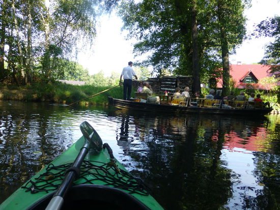 Touristenkähne haben Vorfahrt auf dem Wasser