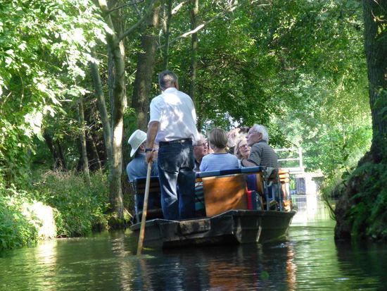 Wieder mal ausgebremst! Die Touristenkähne haben Vorfahrt und überholen ist nur selten möglich 