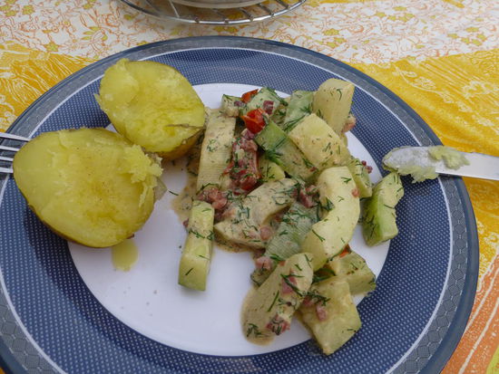 Voilá: Schmorgurken mit Pellkartoffeln und Leinöl - lecker, lecker!!!