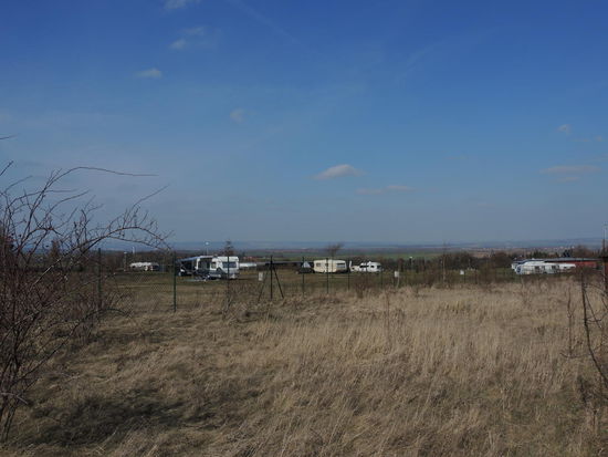 Blick auf den Campingplatz, zu dessen Füßen die Gemeinde Weberstedt liegt und der einen phänomenalen Weitblick über das Thüringer Becken bietet