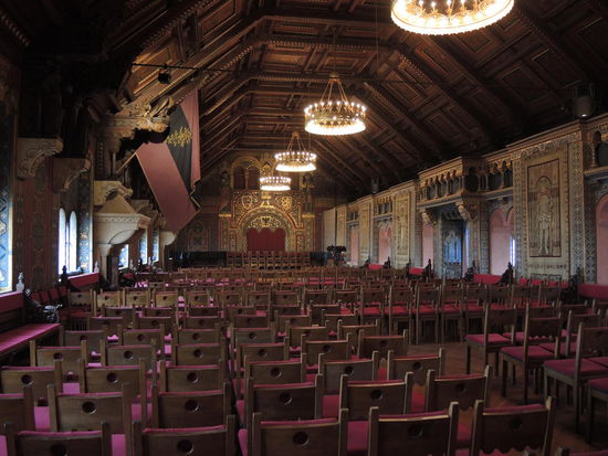 ... der imposante Rittersaal, den König Ludwig II. für sein Neuschwanstein abgekupfert haben soll