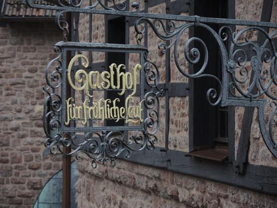 Lecker speisen und stilgerecht in historischen Gemäuern logieren kann man auf der Wartburg im "Gasthaus für fröhliche Leut".