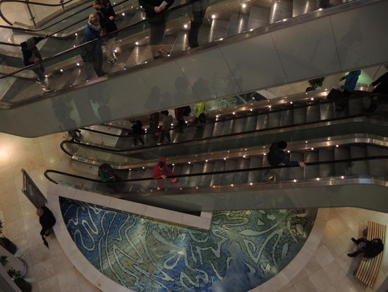 Flucht vor einem Graupelschauer in einen Einkaufstempel