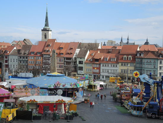 Mit schönem Blick auf die Altstadt - leider "verunstaltet" von der Frühlings-Kirmes