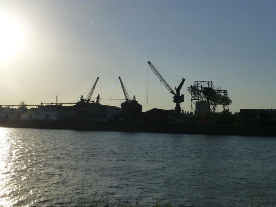 Ladekräne am gegenüber liegenden Ufer. Vom Hafenbetrieb bekommen wir allerdings wenig mit. Es herrscht abendliche Ruhe