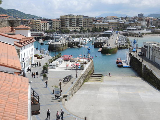 Am Hafen gibt es leckere und bezahlbare Fischrestaurants