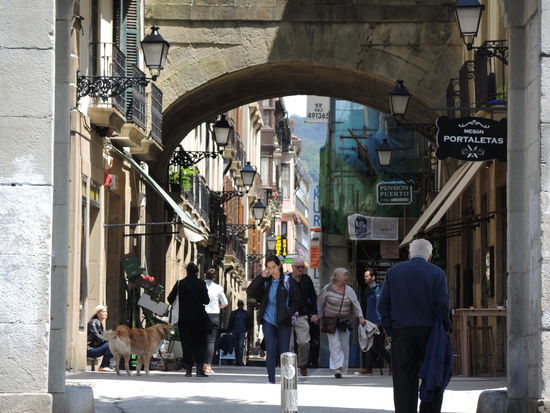 Das Tor zum Altstadtviertel mit engen Gassen und jeder Menge Pintxos-Bars